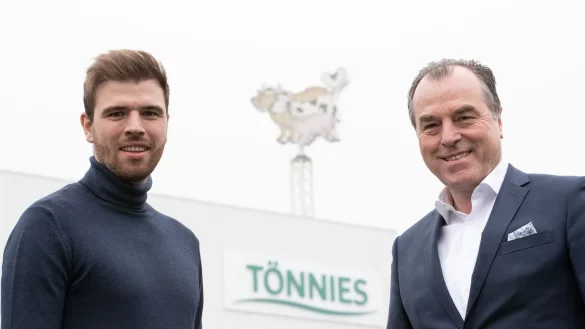 Der Miteigent&uuml;mer der Unternehmensgruppe T&ouml;nnies Holding, Clemens T&ouml;nnies (r.), und sein Sohn und T&ouml;nnies-Mitgesellschafter Maximilian T&ouml;nnies (l.)&nbsp; vor dem Firmengeb&auml;ude in Rheda-Wiedenbr&uuml;ck. - &copy; Foto: Friso Gentsch/dpa