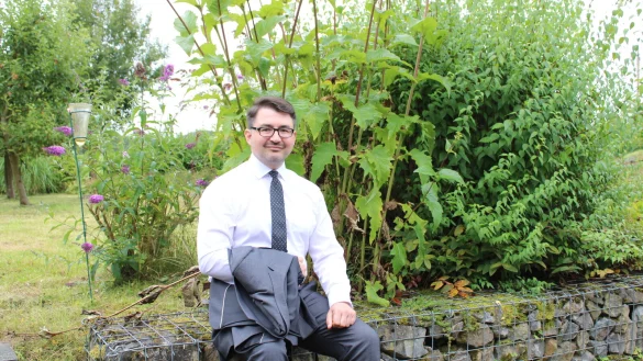 Christian Sauter auf dem Hof seiner Eltern, einer alten Molkerei im Extertal. Er lebt noch heute da - zumindest, wenn er nicht in Berlin ist. - &copy; Philipp Kersten