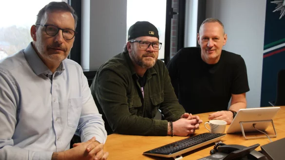 Regierungsbeschäftigter Arnd Begemann (von links), spezialisiert auf Cybercrime/Jugendkriminalität im Bereich Kriminalprävention und Opferschutz, Kriminalhauptkommissar Thomas Konrad, Leiter Kriminalprävention und Opferschutz der Polizei Lippe sowie Erster Polizeihauptkommissar Achim Tietz, Leiter des Kriminalkommissariats 1, beobachten, wie sich viele Taten vom Analogen ins Digitale verlagern. - © Janet König