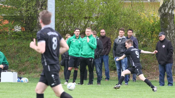 Nächste Fusion: Die TuS Helpup (im Hintergrund Trainer Florian Müller) ist Geschichte. - © Jörg Hagemann