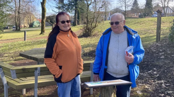 Erika Flake und Adolf Nagel ist die Nutzung des K(ult)urparks in Holzhausen-Externsteine von noch mehr Menschen ein Anliegen. - © Cordula Gröne