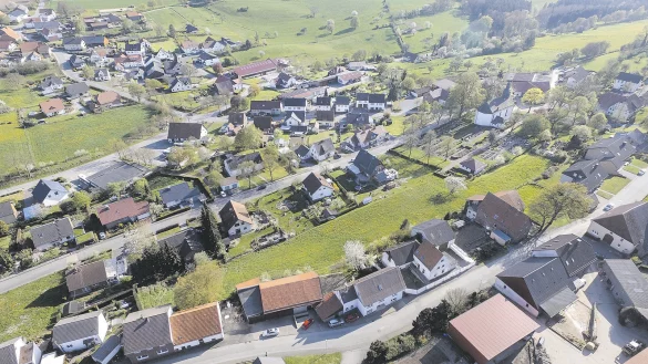 Tr&uuml;gerische Idylle: In H&ouml;xter-Bosseborn ereigneten sich furchtbare Verbrechen. Tatort: Das hell eingez&auml;unte Haus am unteren Bildrand. - &copy; Jens Reddeker