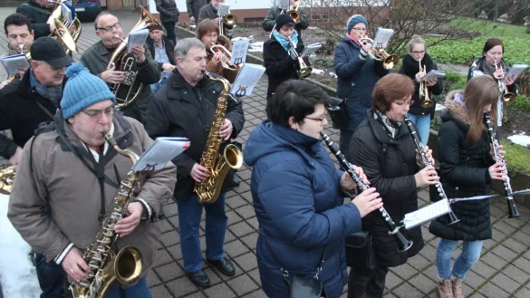 Gut bei Puste: Mitglieder der Blaskapelle Humfeld bei ihrem Silvesterst&auml;ndchen 2014 in der Dorfmitte. Archivfoto - &copy; Reinhold S&ouml;lter