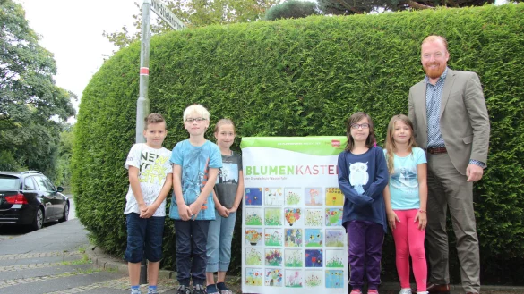 Volker Stammer pr&auml;sentiert mit Justin, Roman, Leandra, Joline und Lina (von links) von der Grundschule Wasserfuhr den neu gestalteten Stromkasten gegen&uuml;ber der Schule. - &copy; Carolin Brokmann