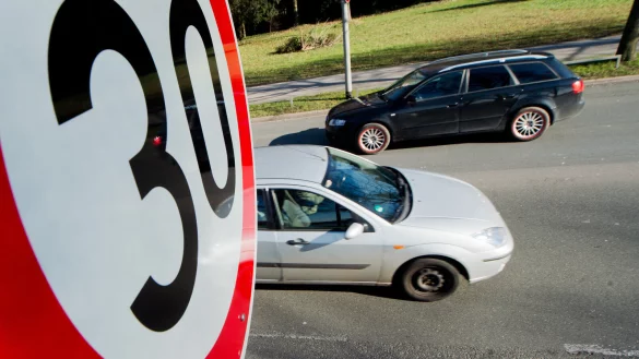 Ein neues Tempo-30-Schild zur L&auml;rmminderung sorgt f&uuml;r Diskussionen unter den Anwohnern in Bielefeld. - &copy; picture alliance / Julian Stratenschulte/dpa