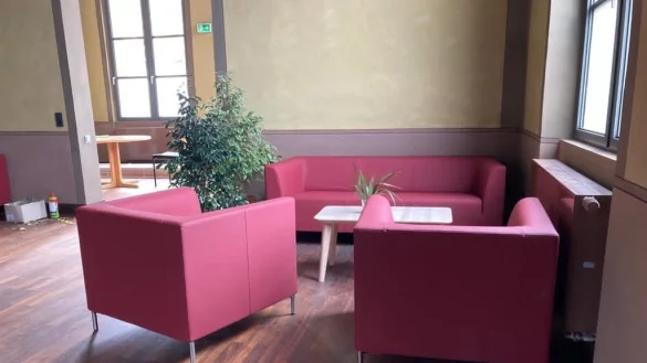 Die Fotos zeigen den neuen Jugendraum am Bahnhof von au&szlig;en sowie die Sitzecke in den Innenr&auml;umen. - &copy; Stadt Detmold