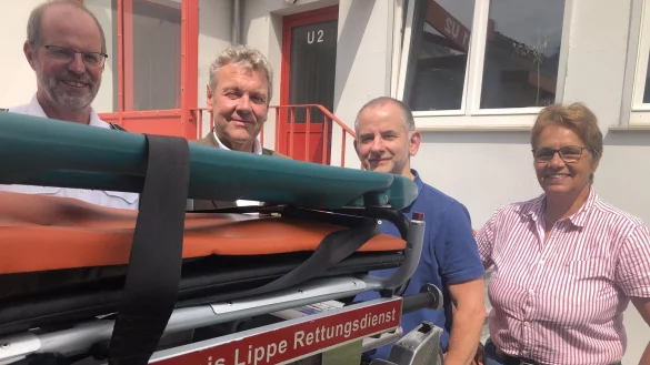 Sehen den Kreis Lippe als Vorreiter in Sachen Rettungsdienst: Achim Reineke (Fachgebietsleiter Rettungsdienst), Fachbereichleiter Meinolf Haase, Leitender Notarzt des Kreises und Verwaltungsvorstand Sabine Beine. - © Martin Hostert