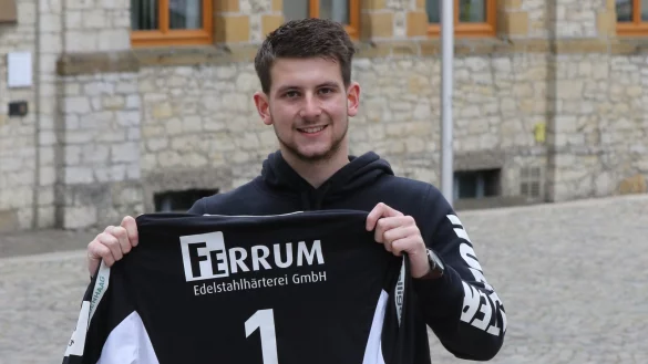 Mit dem Drittliga-Trikot auf dem Oerlinghauser Rathausplatz: Timon M&uuml;hlenst&auml;dt, Torh&uuml;ter des Teams HandbALL. - &copy; Oliver K&ouml;nig