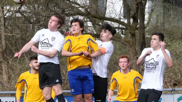 Alle Augen sind auf den Ball gerichtet: Oerlinghausens Mirko Sussiek (links) ist vor G&auml;stespieler Fritz Ligges und seinem Mannschaftskameraden Mikail Bas am Ball. - &copy; Paul Cohen