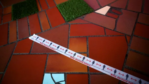 &laquo;Bitte Abstand halten!&raquo; - &copy; Foto: Ronny Hartmann/dpa