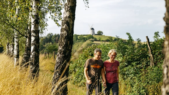 Wandern auf dem Kalletalpfad bei Bavenhausen. Im Hintergrund die Windm&uuml;hle. - &copy; Nadja Jacke