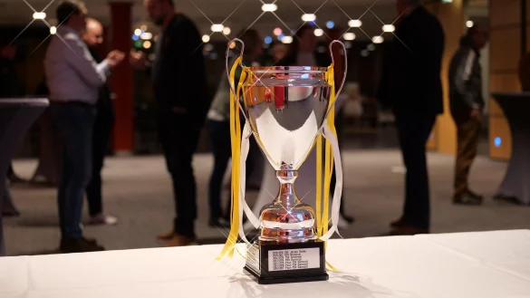 Darum gehts: Der blankpolierte LZ-Cup ist das Objekt der Begierde. - © Jörg Hagemann