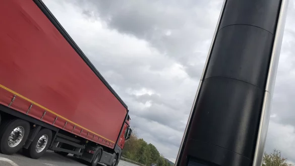 Blitzer: Seit dem 16. August ist die gut 120.000 Euro teure Verkehrs&uuml;berwachungsanlage an der Ostwestfalenstra&szlig;e an der Einfahrt zum Messezentrum in Betrieb. Bisher hat sie rund 46.000 Euro eingespielt, so der Kreis Lippe. - &copy; Sven Kienscherf