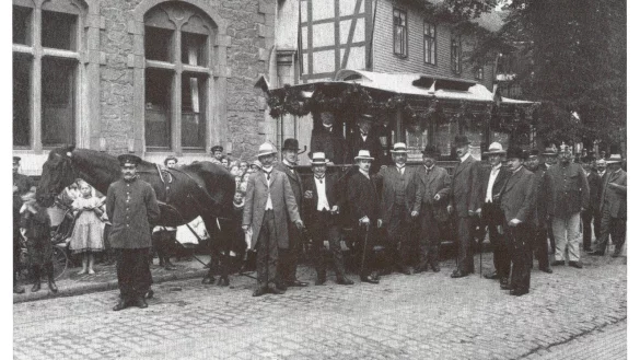 Feierliche Einweihung: Die Pferdebahn in Sch&ouml;tmar nimmt am 25. Juni 1912 ihren Betrieb auf und f&auml;hrt bis zum Salzufler Kurhaus. Nur drei Jahre sp&auml;ter wird sie wieder stillgelegt. Im Hintergrund ist das alte Postgeb&auml;ude an der Schlossstra&szlig;e zu sehen. - &copy; Stadtarchiv Bad Salzuflen