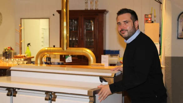 TuS-Gesch&auml;ftsf&uuml;hrer Fabian Pohl packt - wie viele andere Ehrenamtliche auch - in der 3. Halbzeit stets tatkr&auml;ftig mit an. - &copy; Sandra Castrup