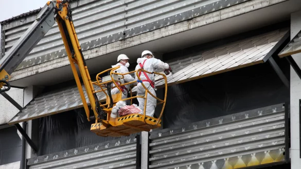 Abbau der asbesthaltigen Fassadenverkleidung am ehemaligen Parkhaus Hornsches Tor. - © Bernhard Preuss