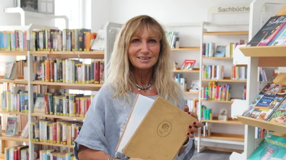 Die Gemeindeb&uuml;cherei in Leopoldsh&ouml;he betrachtet Grazyna Zbierski als ihre Herzensangelegenheit. In der Hand h&auml;lt sie ein Exemplar des Poems aus dem Jahr 1823, dessen Titel den Ausschlag f&uuml;r ihren Vornamen gab. - &copy; Knut Dinter