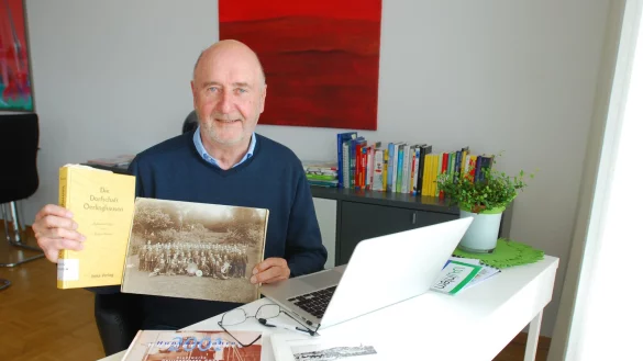 Quellenstudium: Horst Biere hat zunächst viel über die Geschichte Oerlinghausens gelesen. Seine Reportagen sind aber weit mehr als die Aufzählung von Fakten. - © Gunter Held