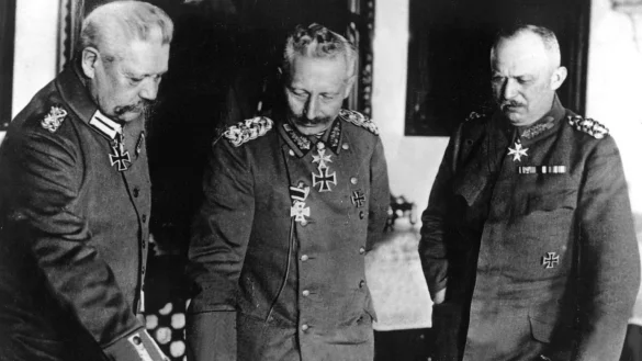 Paul von Hindenburg, Kaiser Wilhelm II. und Erich Ludendorff - © Foto: dpa