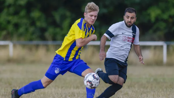 Fulminanter Antritt - Kampf- und laufstark pr&auml;sentierte sich der Entruper Fynn Simon (gelb, links) im Pokalspiel gegen Yunus Lemgo. Hier entwischt Simon seinem Kontrahenten Yusuf T&uuml;menci. - &copy; Egon Penner