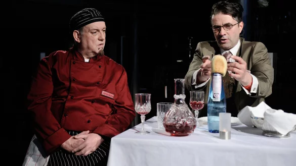 &Uuml;beraus starkes Schauspieler-Duo: Als solches haben sich Henry Klinder (links) und Stephan Clemens in der rabenschwarzen Kom&ouml;die &bdquo;Mordshunger&ldquo; pr&auml;sentiert. - &copy; Foto: Landestheater/Klein