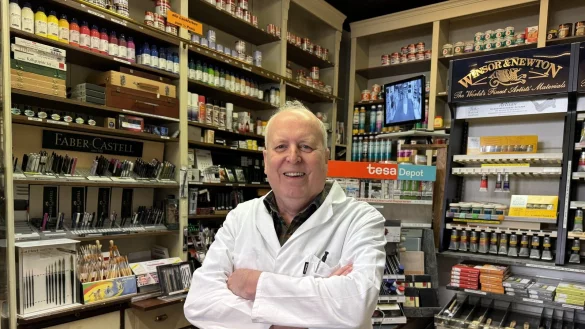 Wolfgang Schäfer wird sein Fachgeschäft für Farben und Künstlerbedarf zum Sommer aus Altersgründen schließen. - © Sandra Castrup