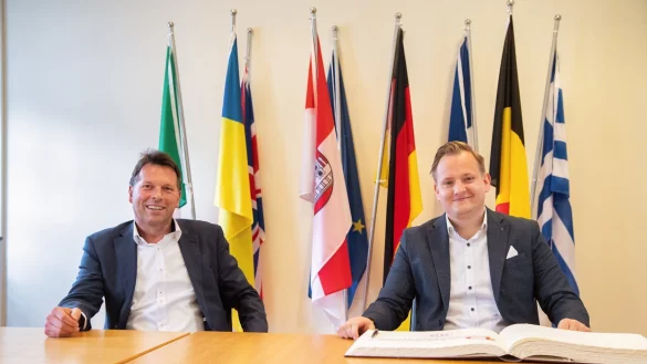 B&uuml;rgermeister Frank Hilker (links) mit Sternekoch Jan Diekjobst. - &copy; Torben Gocke