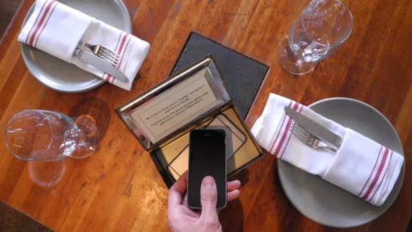 Handy in der Kiste - &copy; Foto: Johannes Schmitt-Tegge/dpa