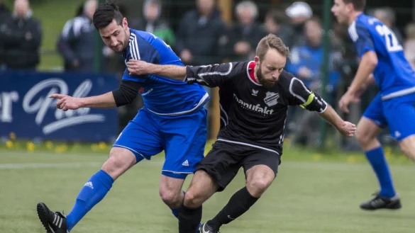 Packende Duelle: Wie in diesem Zweikampf zwischen dem Asemisser Alexander Ludwig (links) und dem Lüerdisser Kapitän Sebastian Lehmeier schenkten sich die Kontrahenten im Sportzentrum Greste nichts. - © Egon Penner