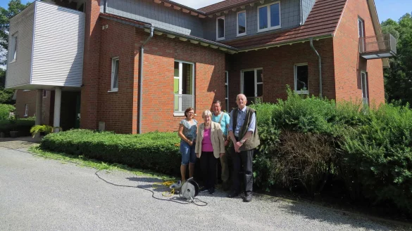 Auf dem Sandsteinsockel des ehemaligen Forsthauses wurde dieses moderne, für jedermann offen stehende Begegnungszentrum in Falkenhagen auf der Anlage des ehemaligen Klosters Lilienthal errichtet und im Jahr 2000 offiziell eingeweiht. - © Achim Krause