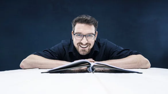 L&auml;sst Besucher des Detmolder Sommertheaters an seinem humorigen Blick auf die Welt teilhaben: Comedian Sascha Thamm. - &copy; Olli Haas