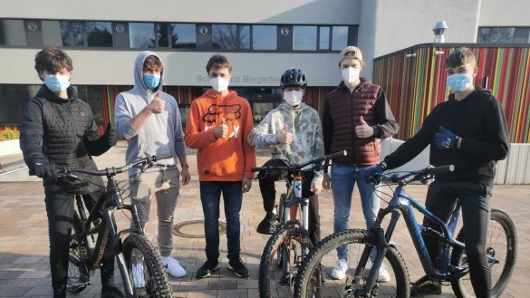 Auch sie kamen mit zahlreichen Sportkollegen zur Hauptausschuss-Sitzung der Stadt, um sich f&uuml;r ihr Anliegen einzusetzen: die Barntruper und Begaraner Mountainbike-Fans (von links) Luka Zeisberg (14), Marius Wennemann (19), Tjark Nolte (14), Felix Wiegrebe (13), Karl Schulz (17) und Teo T&ouml;ws (16).&nbsp; - &copy; Sylvia Frevert(LZ)