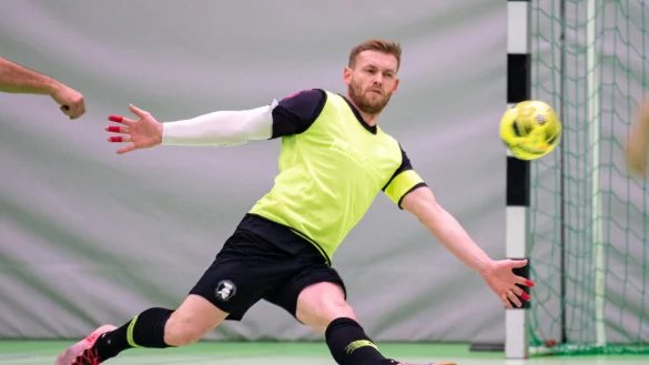 Rudolf "Rudi" Pisarenko, hier pariert er einen Torschuss, stand am Samstag das letzte Mal im Tor der Detmolder Cherusker. - © Egon Penner