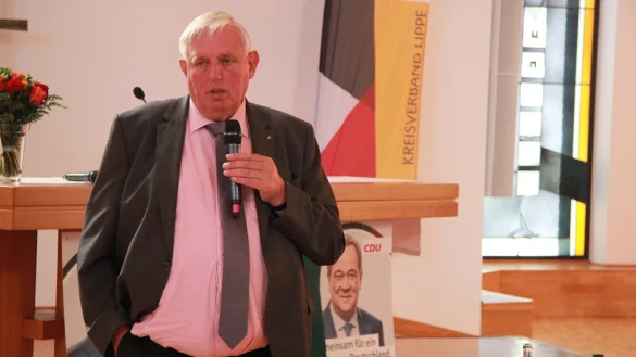 Flankiert vom Konterfei Armin Laschets an der Kanzel spricht Karl-Josef Laumann in der Kirche. - &copy; Katrin Kantelberg(LZ)