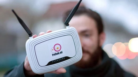 Der Freifunker Santos vom "Hackerspace" Bielefeld zeigt in Bielefeldeinen Router mit der Aufschrift "freifunk.net". - &copy; dpa