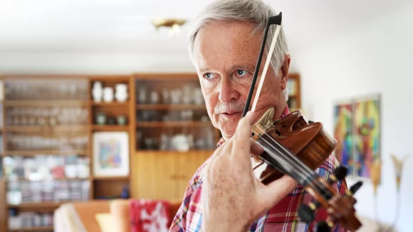 Die Geige ist eine von Helmut Wolschners Leidenschaften, doch die meiste Zeit verbringt der 75-Jährige noch immer als Kinderarzt. - © Alex Lehn