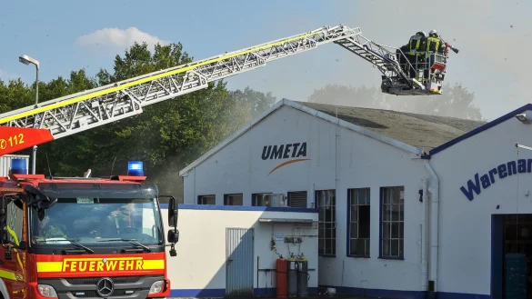 Mit L&ouml;schwasser wurde das Dach gek&uuml;hlt, unter dem der Brandherd vermutet wurde. - &copy; Christian Mathiesen