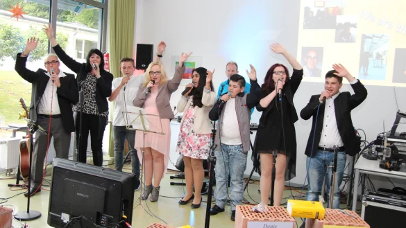 We are the world: Michael Jackson und seine Lieder hatten bei den Sch&uuml;lern und Schulleiter Wilfried Dutkowski gestern abend Hochkonjunktur. - &copy; Schwarzer