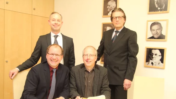 Vertragsabschluss: Prof. Dr. Thomas Grosse und Kay Metzger (vorne, von links) sowie Stefan D&ouml;rr, Verwaltungsdirektor des Theaters, und Hochschulkanzler Hans Bertels (hinten). - &copy; Barbara Luetgebrune