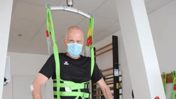 An diesem robotergest&uuml;tzten Ger&auml;t hat Karl-Heinz Rechlitz wieder Gehen gelernt. - &copy; Heidi Froreich