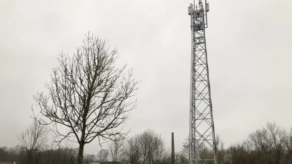 32 Meter hoch ist die Hoffnung auf guten Empfang am Entruper Sportplatz. - &copy; Till Brand