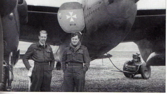 Fliegerasse: Wing Commander Richard Angelo Mitchell (links) und Lieutenant Stanley Harry Hatsell vor ihrer „Mosquito". Beide galten als erfahrene Soldaten. - © Repro: Privat