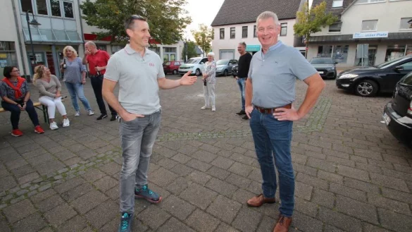 Hat die meisten Stimmen auf sich vereinigt: Frank Meier (rechts, mit Stefan Korbach), B&uuml;rgermeisterkandidat der W&auml;hlergruppe "Zukunft Extertal", am Wahlabend auf dem Rathausplatz. - &copy; Jens Rademacher