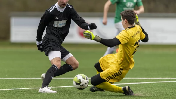 Szene aus dem Spiel gegen TuS Ahmsen: Hier taucht der Lipperreiher Niclas Fulland (links) vor Keeper Jan R&ouml;sener auf. Im letzten Moment kann R&ouml;sener den Ball kl&auml;ren. - &copy; Egon Penner