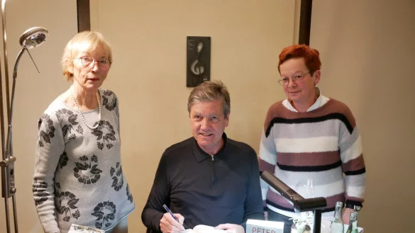 Signiert nach spannender Lesung seine B&uuml;cher. Mit Elisabeth Varnholt, Dr. Peter Prange und der Leiterin der Stadtb&uuml;cherei Karin G&uuml;ll&uuml;g (von links). - &copy; Thomas Kr&uuml;gler