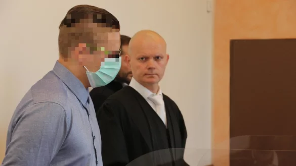 Der Angeklagte John D. (links) mit seinem Verteidiger Jerrit Sch&ouml;ll kurz vor Verhandlungsbeginn. - &copy; Janet K&ouml;nig