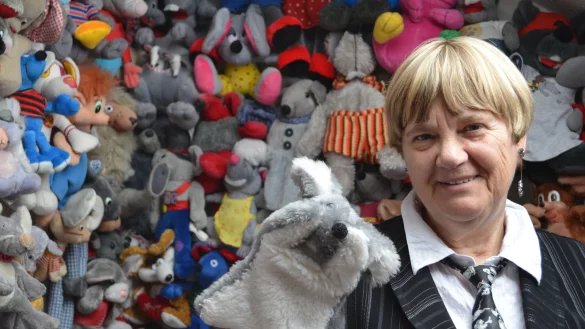 Willkommen im Mauseleum: Stofftiere, wie hier im Bild, sind nicht die einzigen St&uuml;cke in Christa Behmenburgs opulenter Nagetier-Sammlung. Vor allem Postkarten, Gem&auml;lde und unterschiedlichste Figuren tummeln sich im ganzen Haus. - &copy; Janet K&ouml;nig