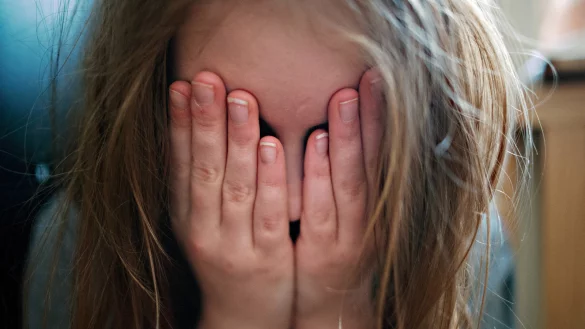 Schutz: Ein junges M&auml;dchen h&auml;lt sich die H&auml;nde vor ihr Gesicht.&nbsp; - &copy; Nicolas Armer/dpa