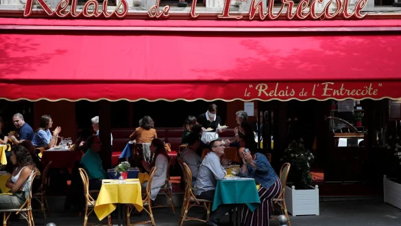 Restaurant in Paris - &copy; Foto: Francois Mori/AP/dpa