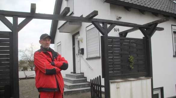 Fred Brandt steht auf dem Grundst&uuml;ck seines Hauses, in das er am 1. Mai nicht einziehen darf. Aufgrund der Corona-Krise wurde eine Zwangsr&auml;umung ausgesetzt. Ihm droht jetzt die Obdachlosigkeit. - &copy; Florian Weyand